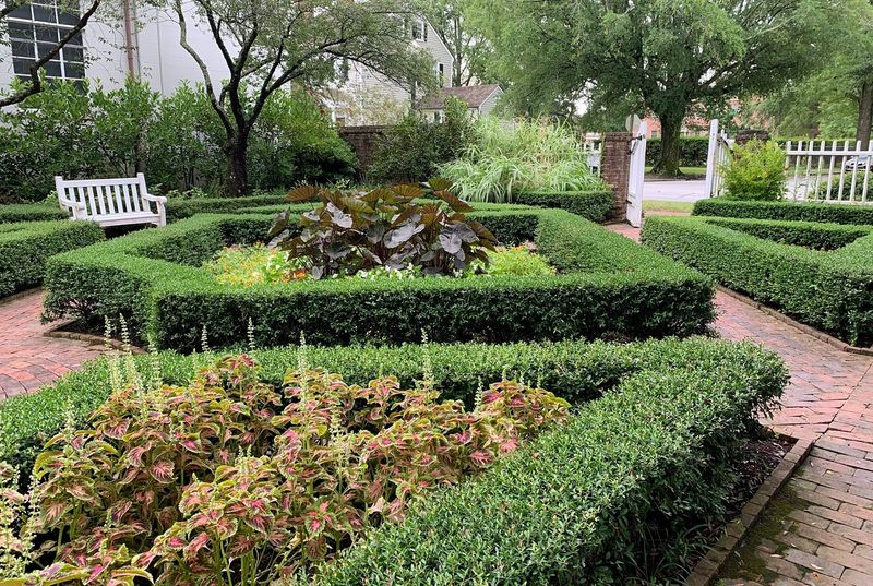 9 Front Yard Looks That Speak To North Carolina's Historic Roots - Decor Hint Boxwood Hedges and Formal Garden Borders