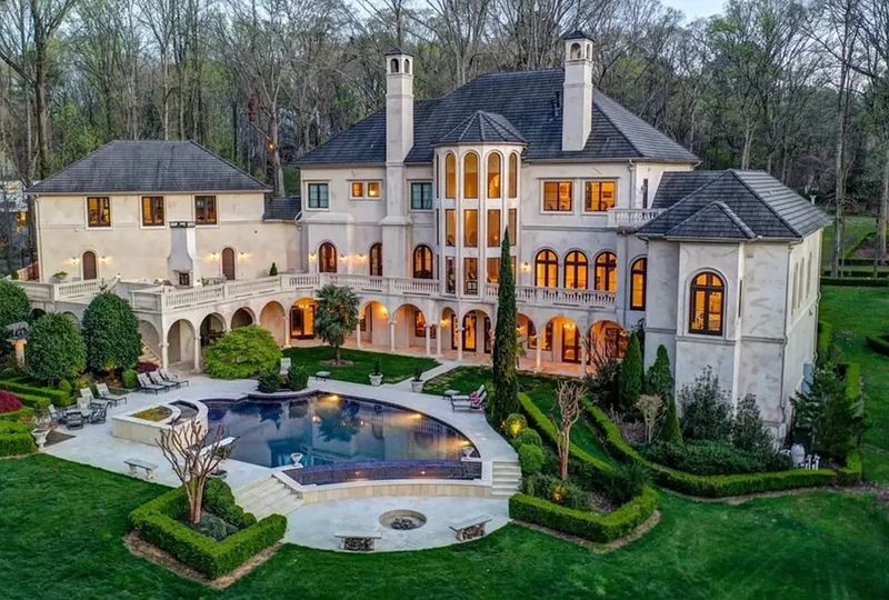 18 Photos That Show Inside A Mansion That Belonged To One Of America’s Wealthiest Families - Decor Hint Rooftop Terrace Overlooking Manicured Gardens