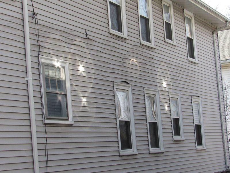 11 Exterior Design Trends That Are Ruining Curb Appeal In Saint Paul - Decor Hint Low-Quality Vinyl Siding