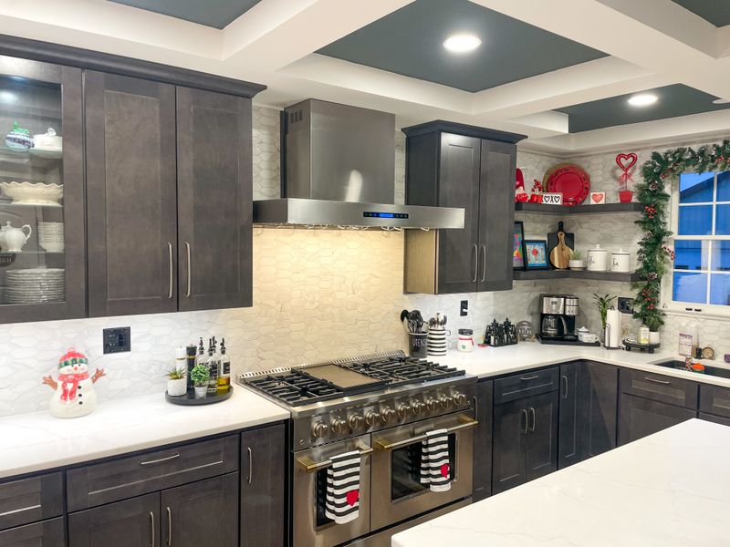 18 Kitchen Red Flags That Make New York Buyers Think Twice, According To Designers - Decor Hint Inefficient Ventilation