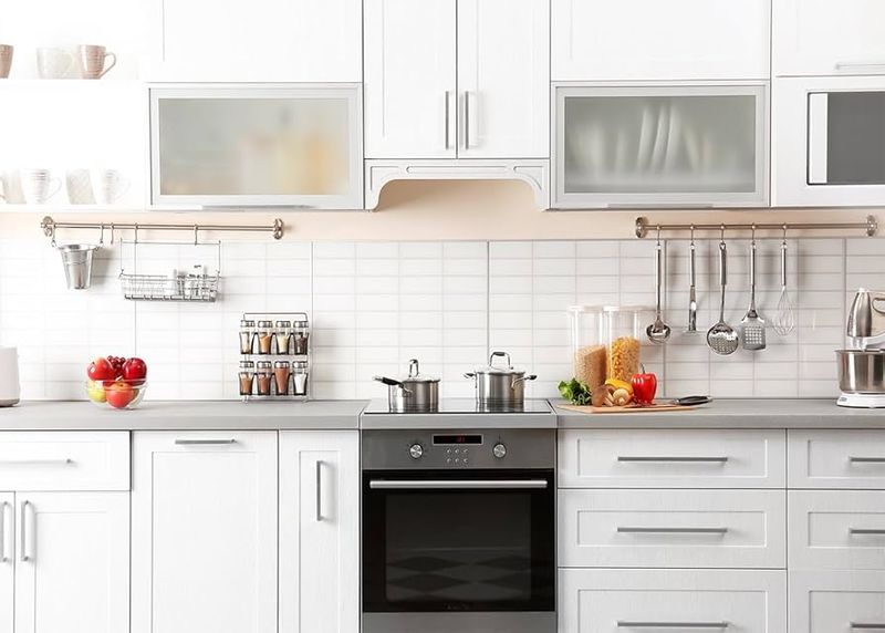 19 Diverse Examples That Say White Is The Best Color For Kitchen Cabinets - Decor Hint Photographable for Social Media Sharing