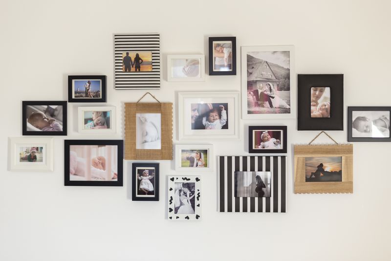 10 Things You'll Usually Find Missing When Home Stagers Prep A House For Sale - Decor Hint Family Photos And Personal Mementos
