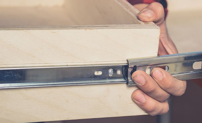 29 Kitchen "Icks" That Immediately Turn Off Homebuyers, According to Interior Designers - Decor Hint Broken Drawer Slides