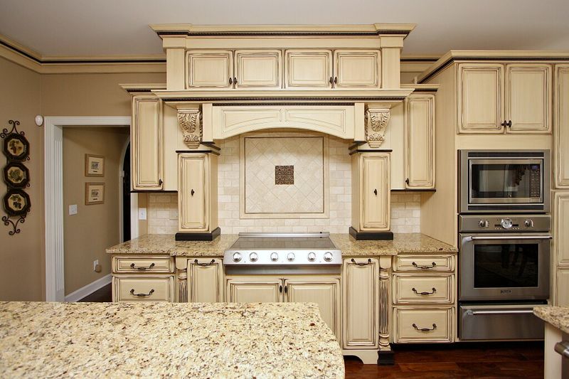19 Fixtures That Instantly Date Your Kitchen - Decor Hint Distressed And Glazed Cabinetry