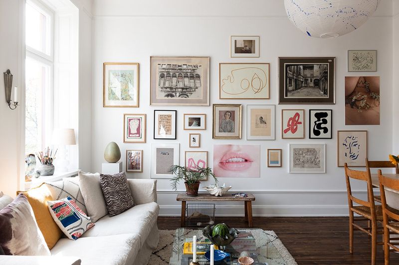 18 Budget-Friendly Room Makeover Ideas - Decor Hint Create a Gallery Wall