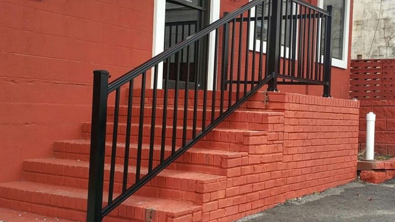 7 Common Porch Eyesores According To Designers And 6 Beautiful Alternatives - Decor Hint Broken Railings