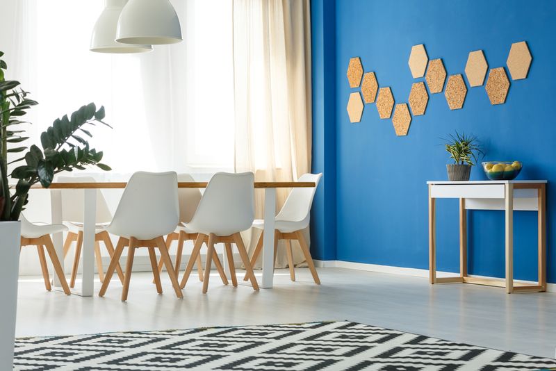 7 Decor Touches In Katy Homes Gaining New Fans And 5 That Always Stayed Stylish - Decor Hint Bold Accent Walls