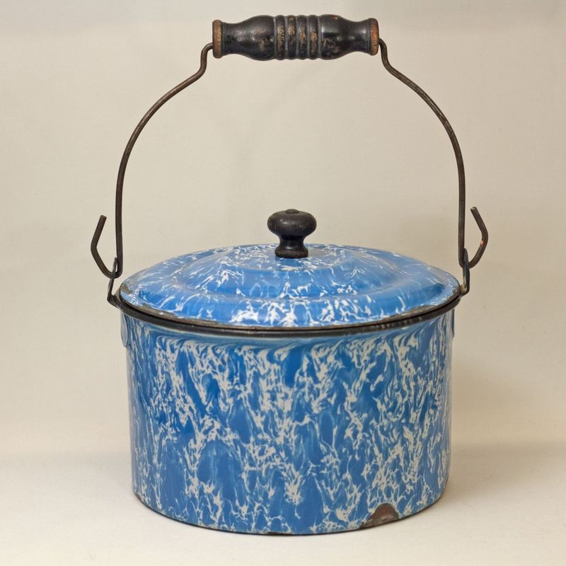 8 Antiques To Hunt For In Vermont This Year And 8 To Avoid - Decor Hint Early New England Graniteware