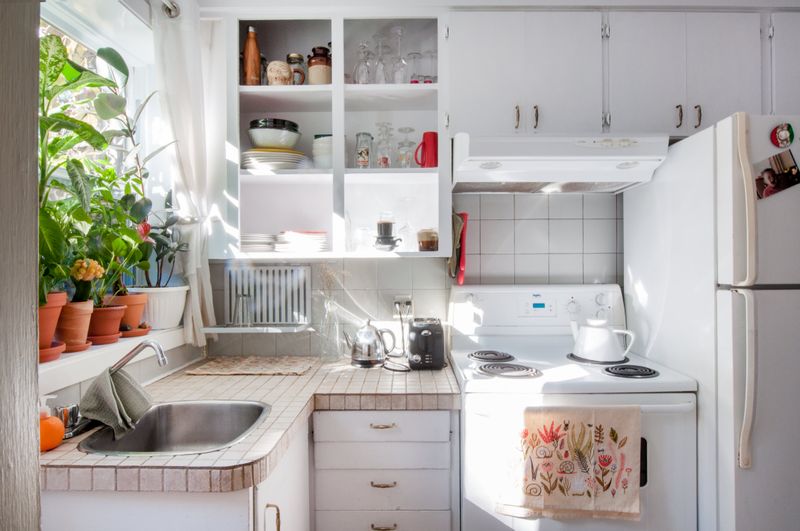 Still Have These Decor Staples Designers Are Quietly Tossing Them Before 2025 - Decor Hint Tiled Countertops with Grout Lines
