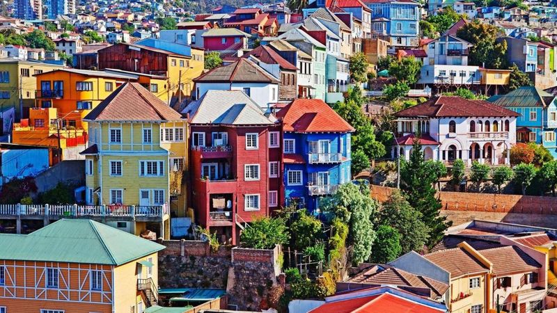 We've Tracked Down The Most Colorful Homes In The World - Decor Hint Valparaíso's Hillside Canvas in Chile