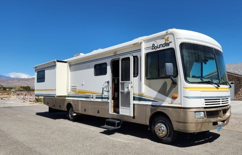 17 Motorhomes Perfect For Retired Couples Living The Dream - Decor Hint Fleetwood Bounder: Legendary Reliability for Worry-Free Travel