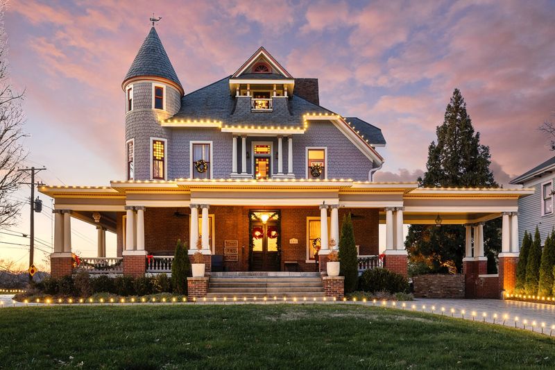 8 Tennessee Curb Appeal Looks That'll Have You Saying "Bless This House" - Decor Hint Victorian-Inspired Elegance