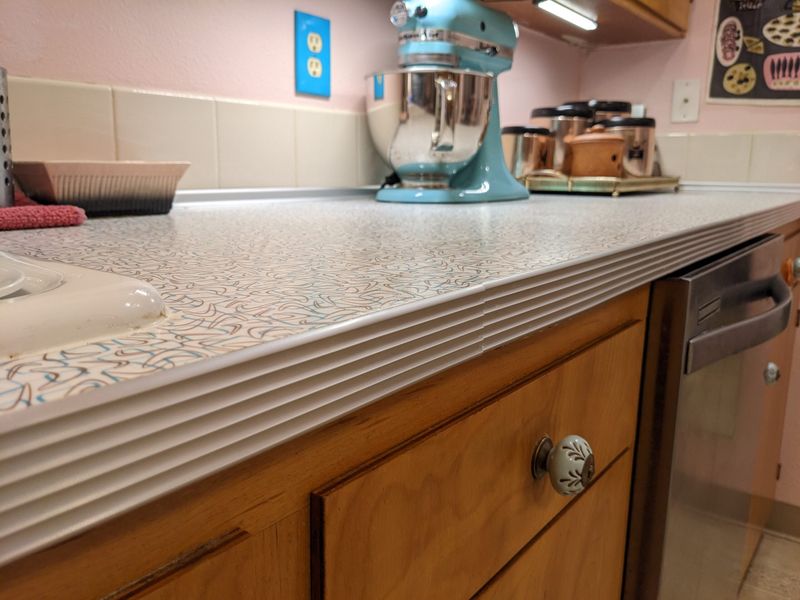 16 Retro Kitchen Styles Designers Miss And 5 They Hope We Forget Forever - Decor Hint Chrome-Edged Countertops