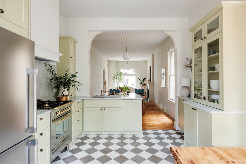 11 Ideas To Steal From The Kitchens Of The 1990s And How To Make Them Actually Look Chic In 2025 - Decor Hint Checkerboard Floors: Playing With Pattern