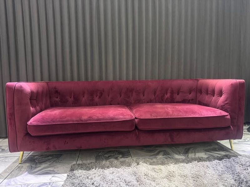 10 Sofa Shades Aging Silver Spring Homes Plus 10 Trendy Replacements - Decor Hint Burgundy Red: The Faded Formal Statement