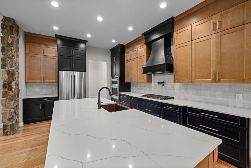 8 Kitchen Mistakes That Clash With New Mexico Style, And 10 That Feel Right At Home - Decor Hint Sleek Quartz Countertops With No Texture