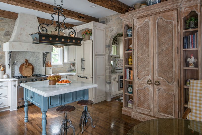 19 Differences Between A French Country Kitchen And An English Country Kitchen, Designers Explain - Decor Hint Lighting Fixture Styles