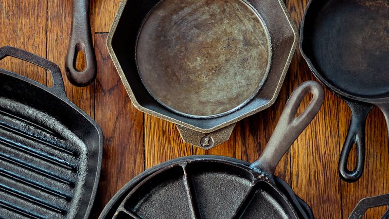 12 Must-Have Home Items To Hunt For At Texas Thrift Stores - Decor Hint Cast Iron Cookware