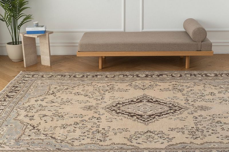 9 Vintage And Antique Decor Pieces You Should Avoid Having In Your Home And 9 To Own Instead - Decor Hint Avoid: Vintage Rugs With Unknown Origins