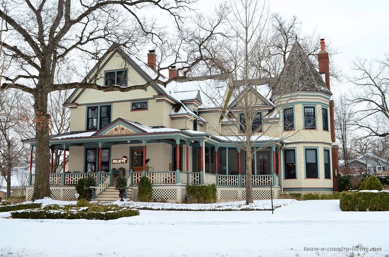 I've Watched Illinois Architecture Evolve And These 17 Styles Could Disappear By 2030 - Decor Hint Queen Anne Victorians