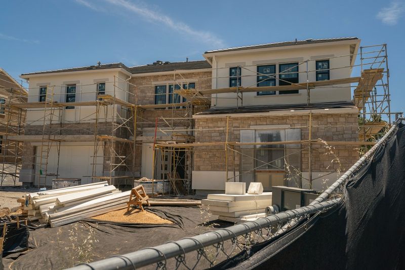 10 Types Of Homes Expected To Plummet In Value In California By The End Of 2025 (And 10 That Will Keep Rising) - Decor Hint Older Homes Without Energy Efficiency Updates