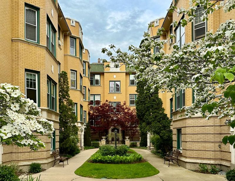 12 Outdoor Living Spots Common Throughout Chicago Neighborhoods - Decor Hint Courtyard Apartment Gardens