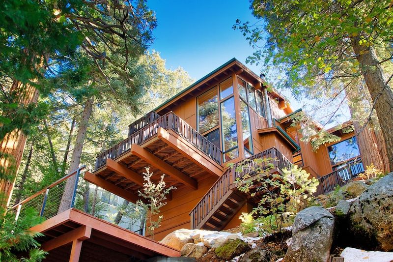 7 Amazing Treehouses You Can Actually Live In - Decor Hint Idyllwild, California – Modern Treehouse Mountainside Escape