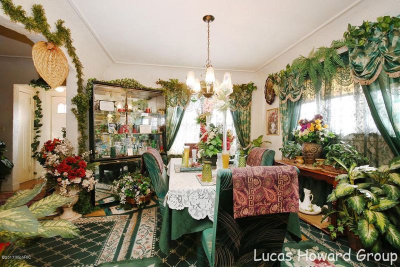 Stagers Share 13 Mistakes That Make Your Home Look Cheap (Plus What Makes It Look Bad On Top Of That) - Decor Hint Theme Overload