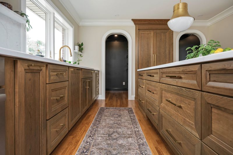 16 Kitchen Shades Chicago Kitchens Are Ditching In 2025 (Plus 4 That Were Never Cool) - Decor Hint Rustic Brown Gets Refined Away