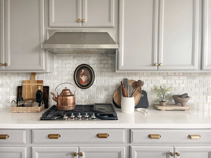 17 Small, But Cool Ways To Make Your Kitchen Look Like An After Shot On HGTV - Decor Hint Corral Countertop Clutter
