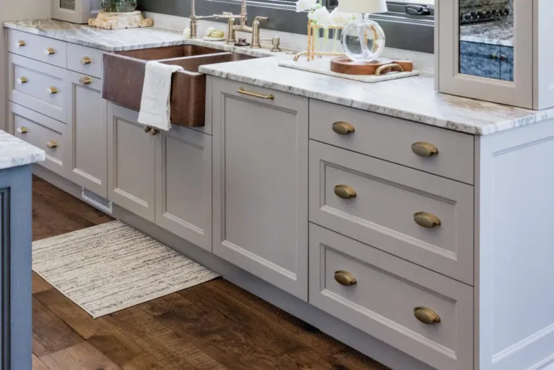 17 Retro Touches That Bring Back That Old-Fashioned Kitchen Warmth - Decor Hint Antique Or Reproduction Hardware