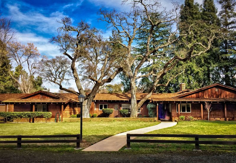 9 Iconic Curb Appeal Styles Spotted On Historic California Streets - Decor Hint California Ranch: Casual Indoor-Outdoor Flow
