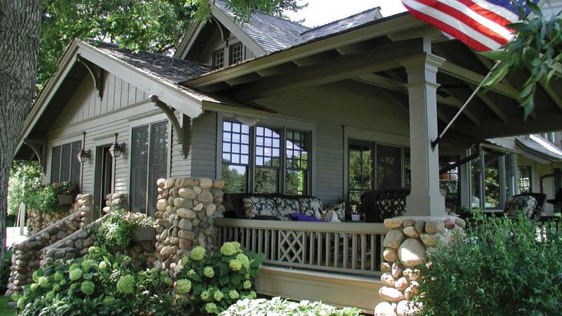 8 Charming Minnesota Curb Appeal Styles That Make Neighbors Stop And Stare - Decor Hint Craftsman Bungalows