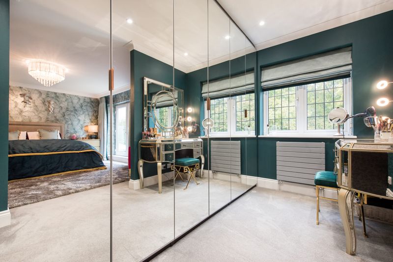 11 Design Choices Buyers Are Starting To Avoid In McDonough Homes And 2 They've Always Avoided Altogether - Decor Hint Mirrored Walls