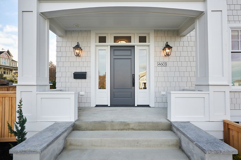 9 Curb Appeal Trends Born On New York's Oldest Streets - Decor Hint Elegant Lantern Lighting