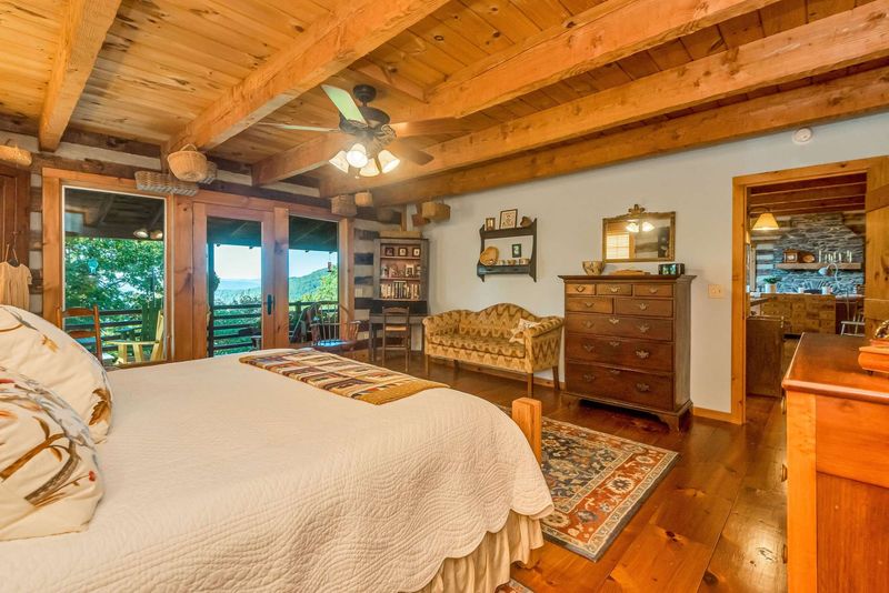 8 Bedroom Looks You'll See All Over North Carolina Interiors - Decor Hint Mountain Lodge Retreat