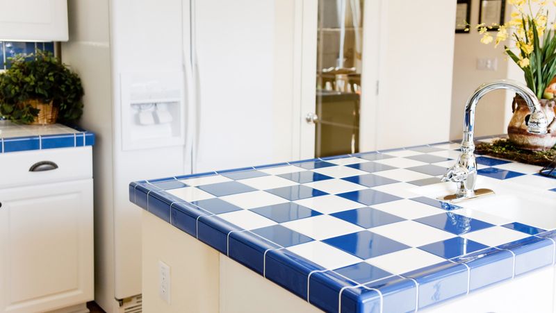 12 Kitchen Eyesores Designers Can't Stand (And 10 Features They Actually Love) - Decor Hint Tile Countertops