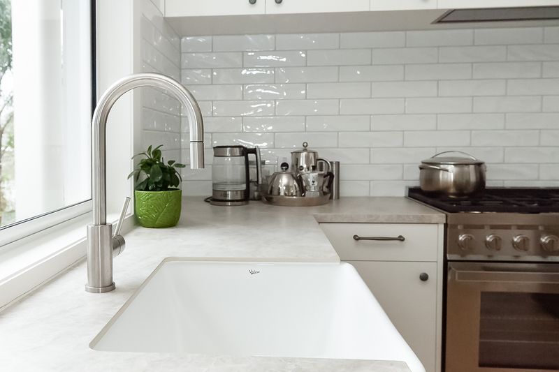 22 HGTV Renovation Tricks That Only Work On TV And Never In Real Homes - Decor Hint Three-Day Kitchen Transformations