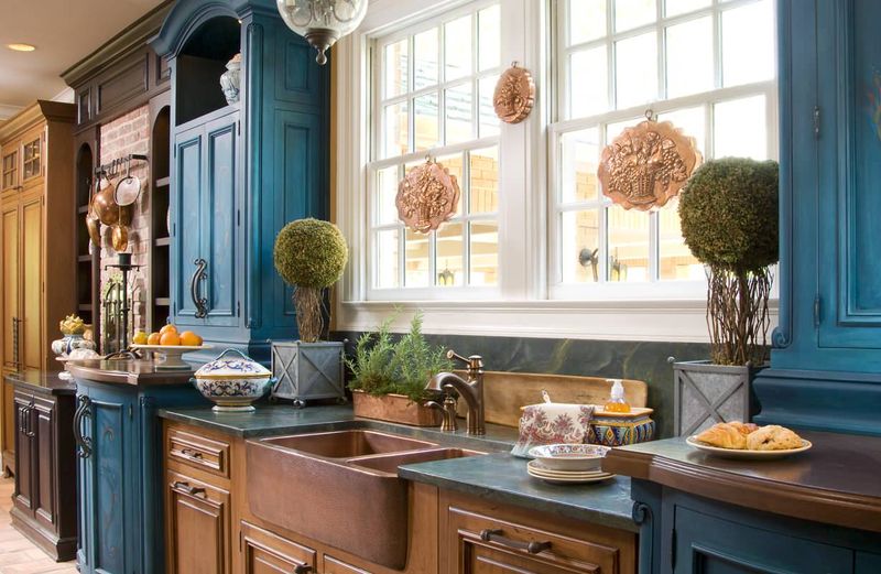 16 Nostalgic Kitchen Ideas Designers Wish Would Make A Comeback Soon (Plus 6 Special Ones) - Decor Hint Farmhouse Sinks