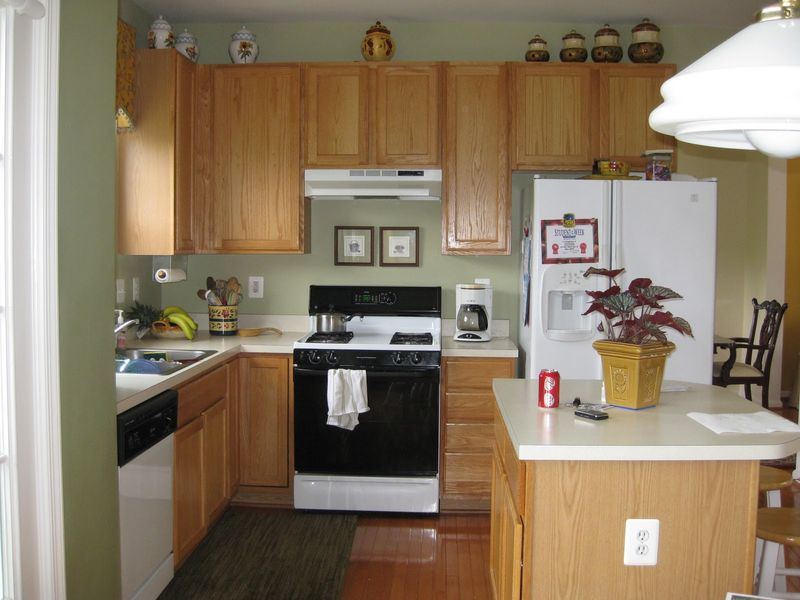 10 Features That Cheapen Your Colorado Kitchen (And 10 That Add Instant Class) - Decor Hint Builder-Grade Oak Cabinets