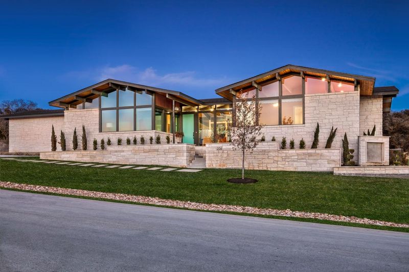 12 Bold Exterior Touches From Texas Ranches Gaining Popularity - Decor Hint Tall Gabled Rooflines