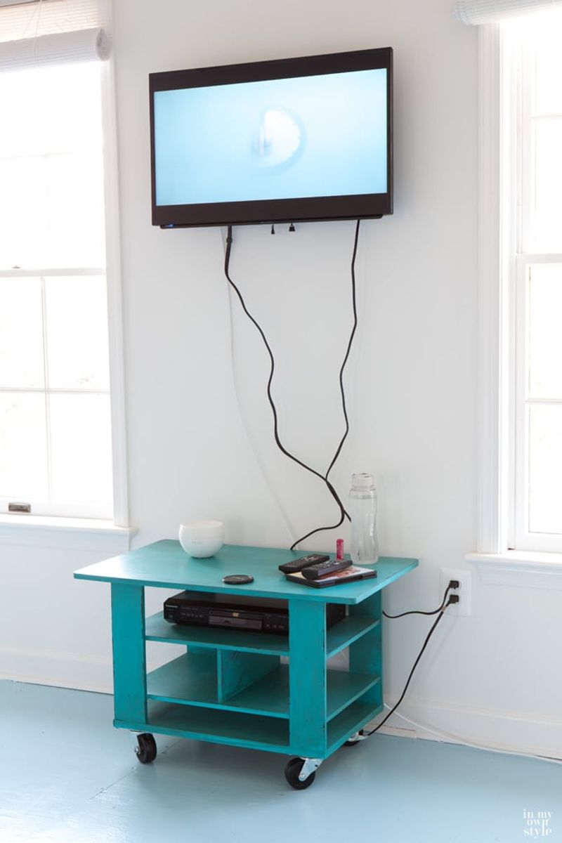 Stagers Share 13 Mistakes That Make Your Home Look Cheap (Plus What Makes It Look Bad On Top Of That) - Decor Hint Visible Cords and Wires