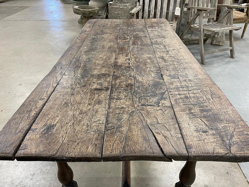 7 Antique Pieces That Elevate Any Southern Farmhouse Interior - Decor Hint Weathered Farmhouse Tables