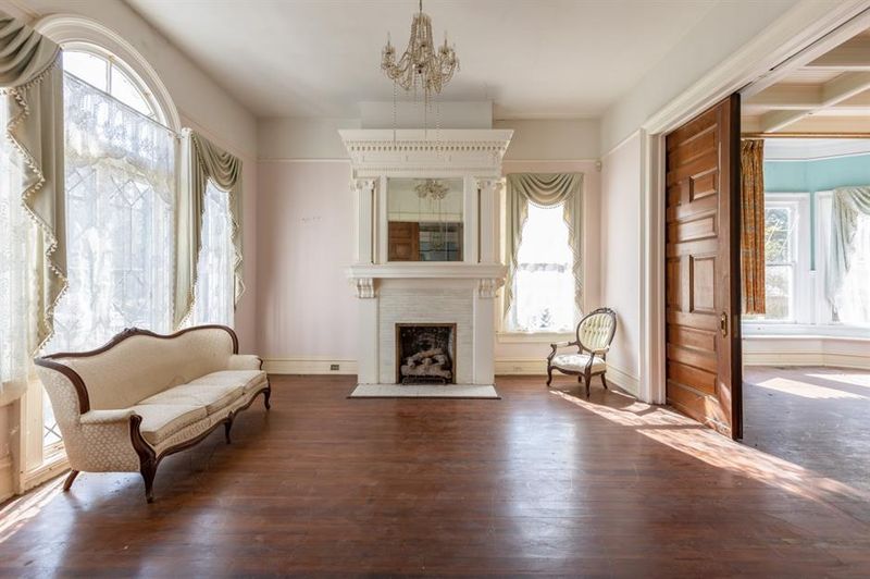 Historic 120-Year-Old Alabama Mansion Offers A Rare Look Into The Past - Decor Hint Role In The Community Over Time