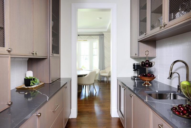 22 Charming Kitchen Ideas That Have Never Gone Out Of Style In America - Decor Hint Butler's Pantries That Hide The Mess