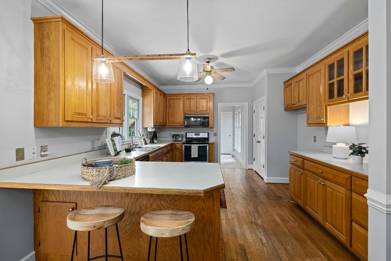 Kitchen Features That Could Make Your Space Feel Dated - Decor Hint Oak Cabinets