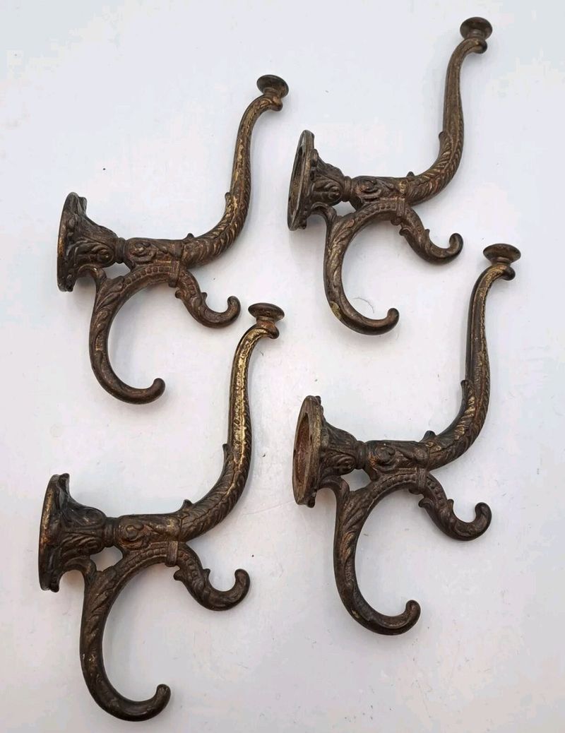 14 Entryway Ideas That Instantly Elevate Georgia Homes - Decor Hint Vintage coat hooks