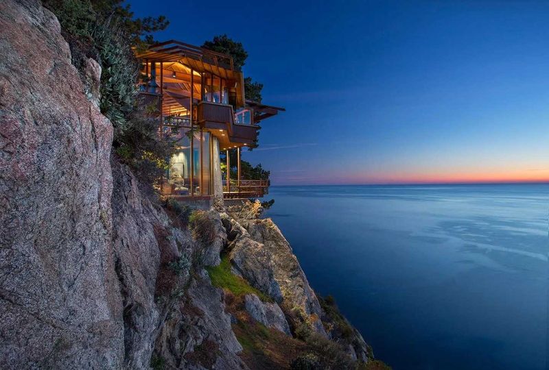 10 Modern Treehouse-Style Homes Made For Relaxing Above It All - Decor Hint Cantilevered Cliffside Retreat in Big Sur