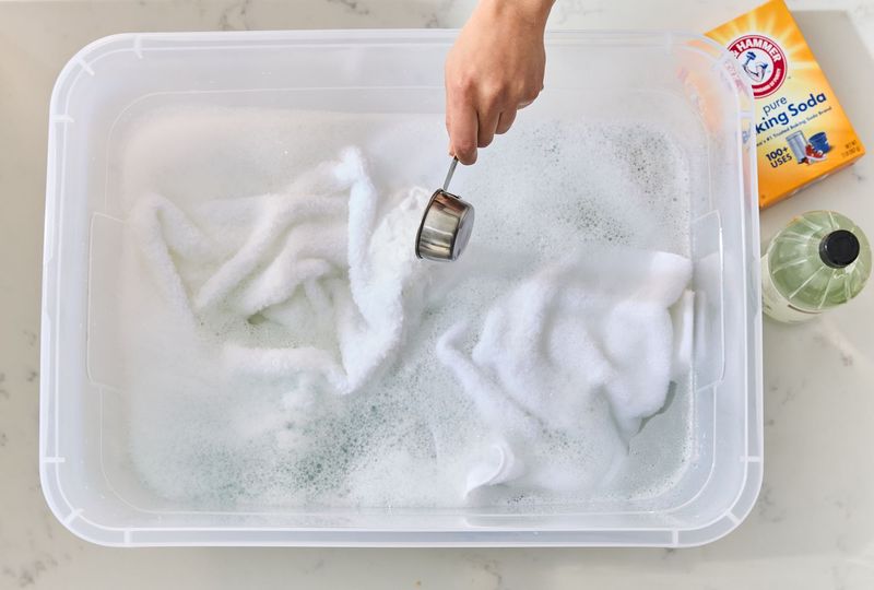 Why Vinegar Works Wonders On Towels Plus 4 Ways To Use It - Decor Hint Soak Musty Towels In Hot Water And Vinegar