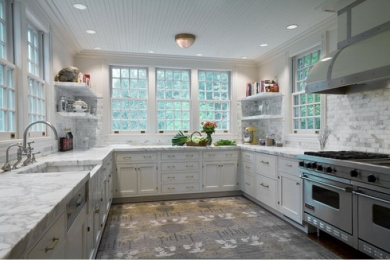 29 Kitchen "Icks" That Immediately Turn Off Homebuyers, According to Interior Designers - Decor Hint Carpet In The Kitchen